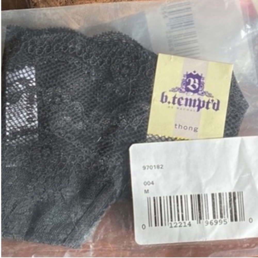 M Thong b.tempt'd NWT Lace Kiss Panties Medium by Wacoal Black